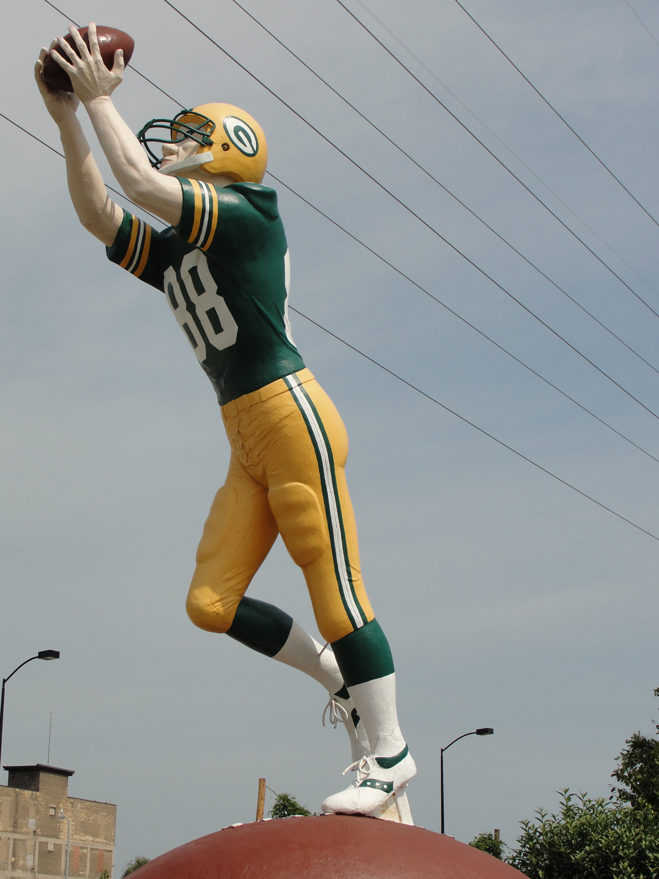 Statue of the Green Bay Packer Receiver in Green Bay Wisconsin Stock Photo  - Alamy