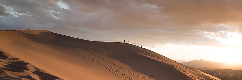 File:Kill Bill banner2 Hikers in Mojave Desert.jpg