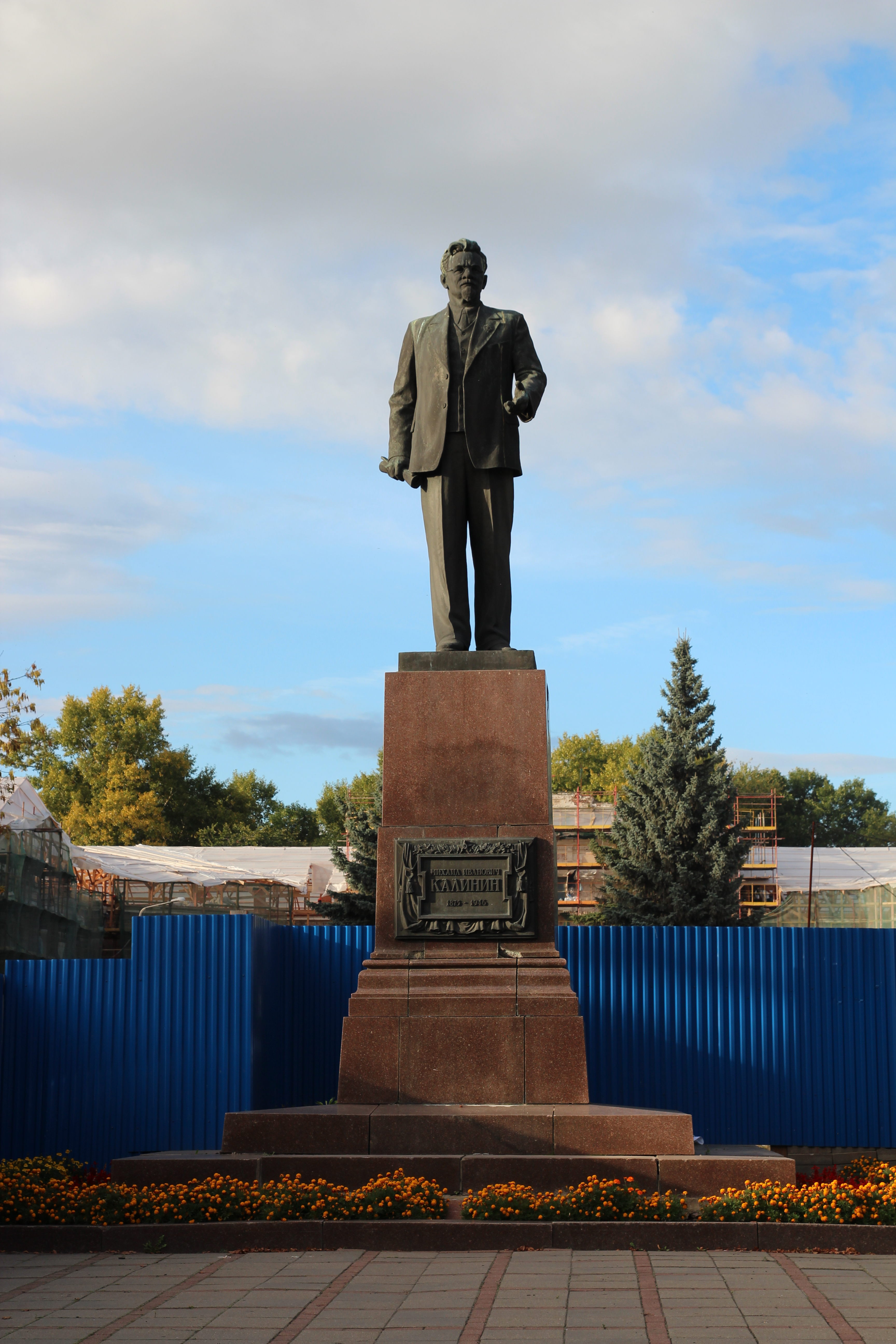 Памятник м. Памятник Михаилу Калинину Тверь. Калинин памятник Тверь. Памятник Михаилу Ивановичу Калинину. Памятник Калинина в Твери.