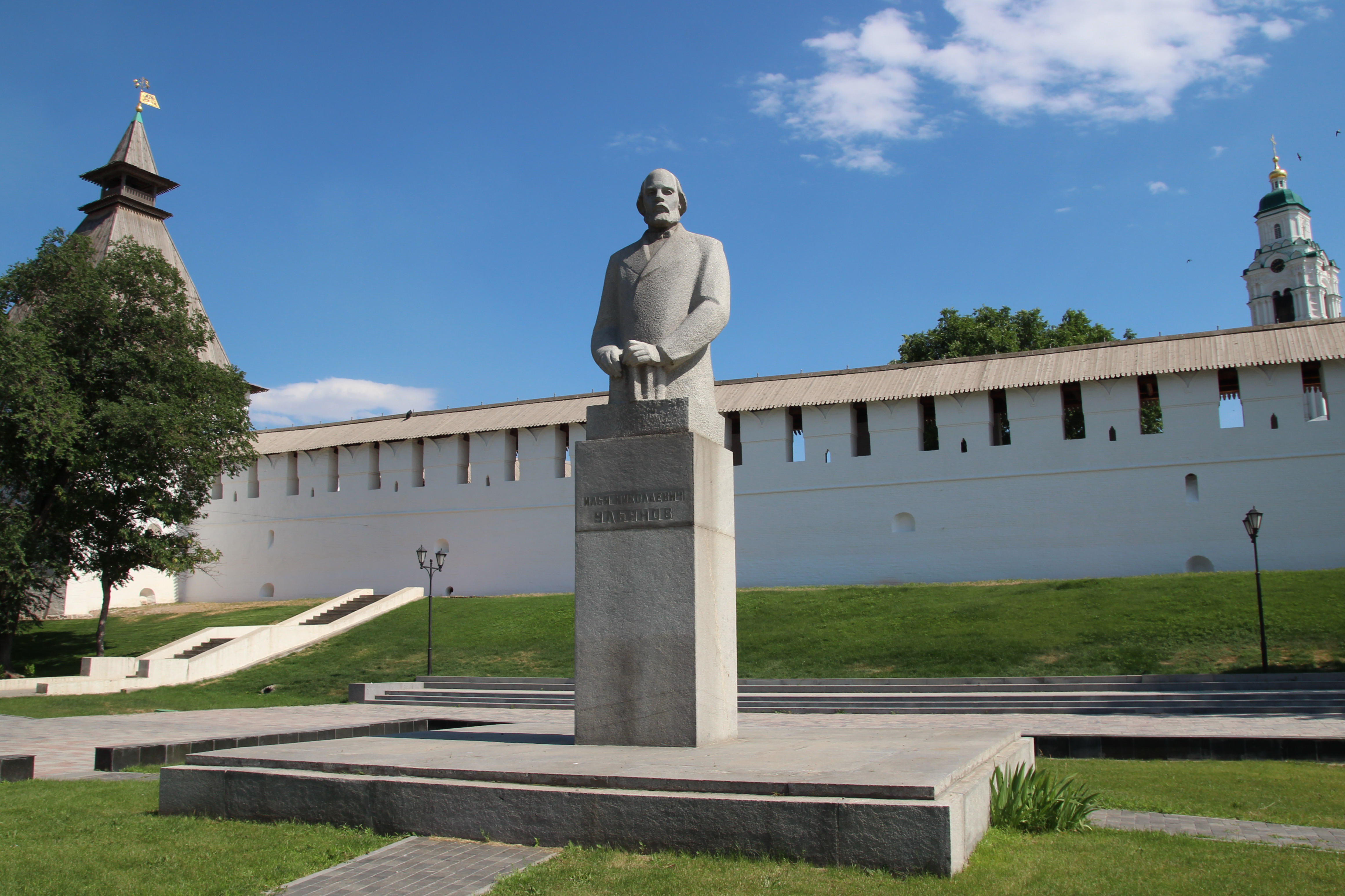 Памятники астрахани. Памятник Ульянову в Астрахани. Памятник Илье Николаевичу Ульянову Астрахань. Сквер Ульяновых Астрахань. Памятник Ленину в Астрахани.