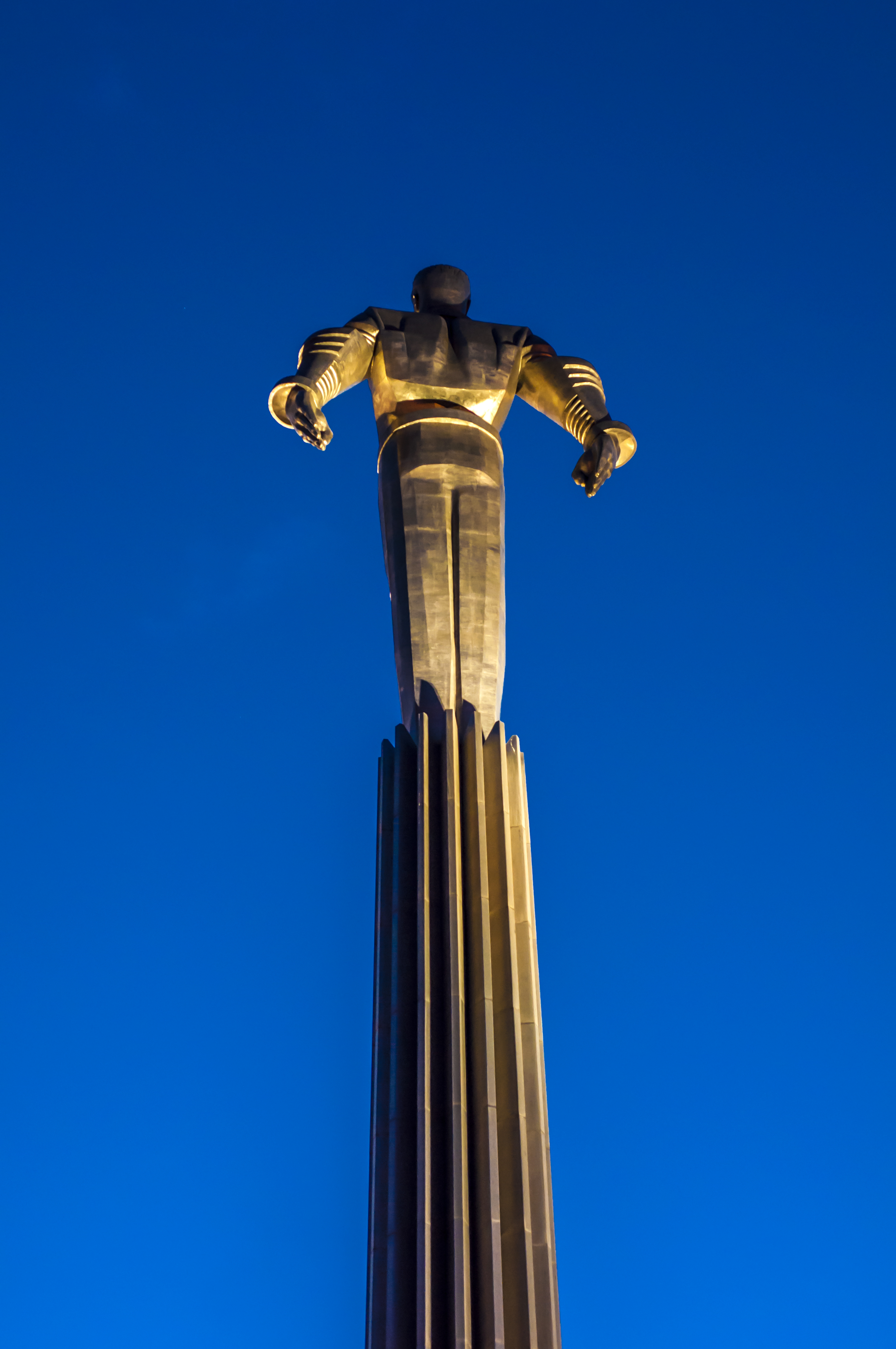 памятник юрия гагарина в москве