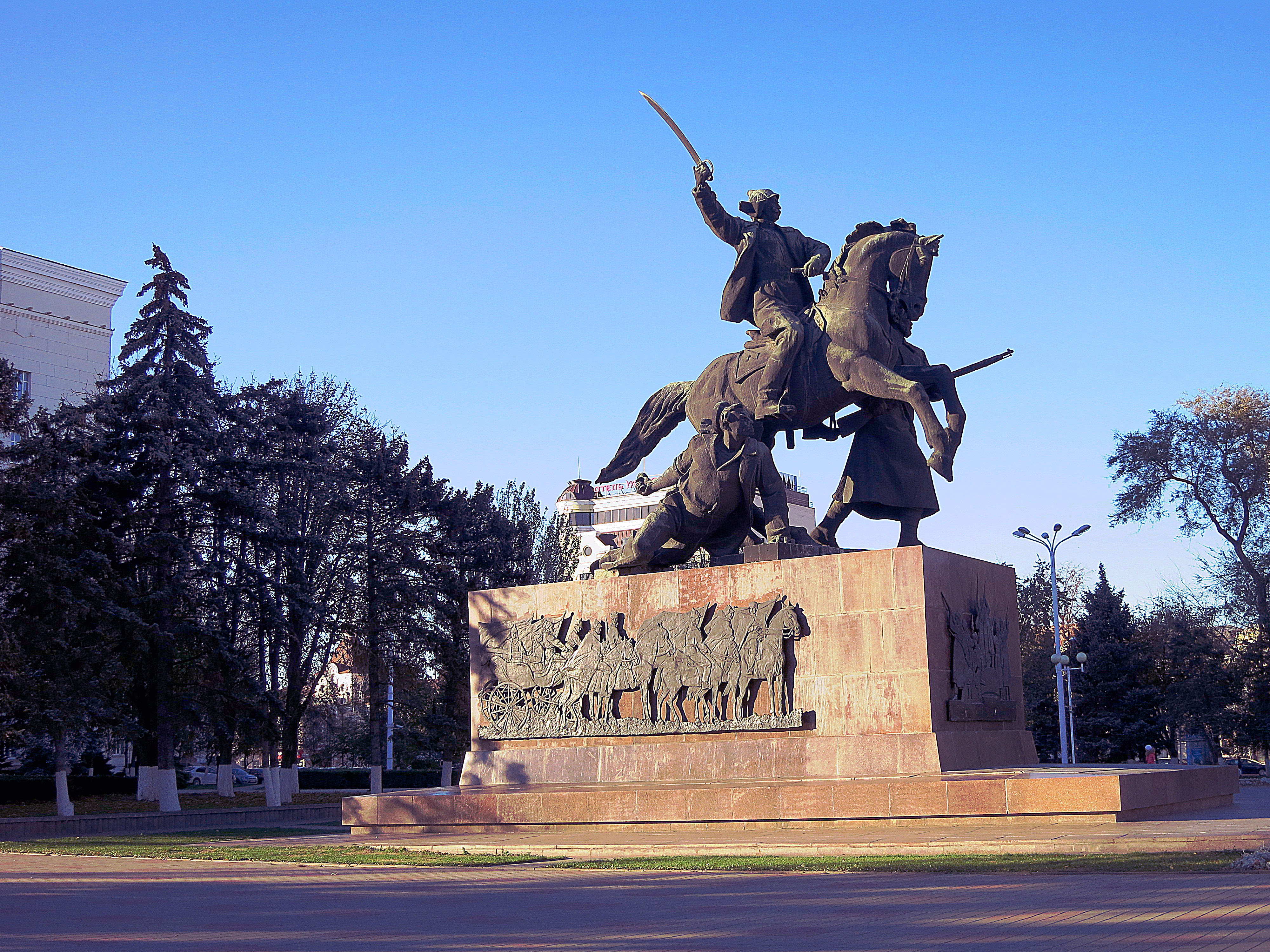 Памятники Ростов на Дону площадь советов