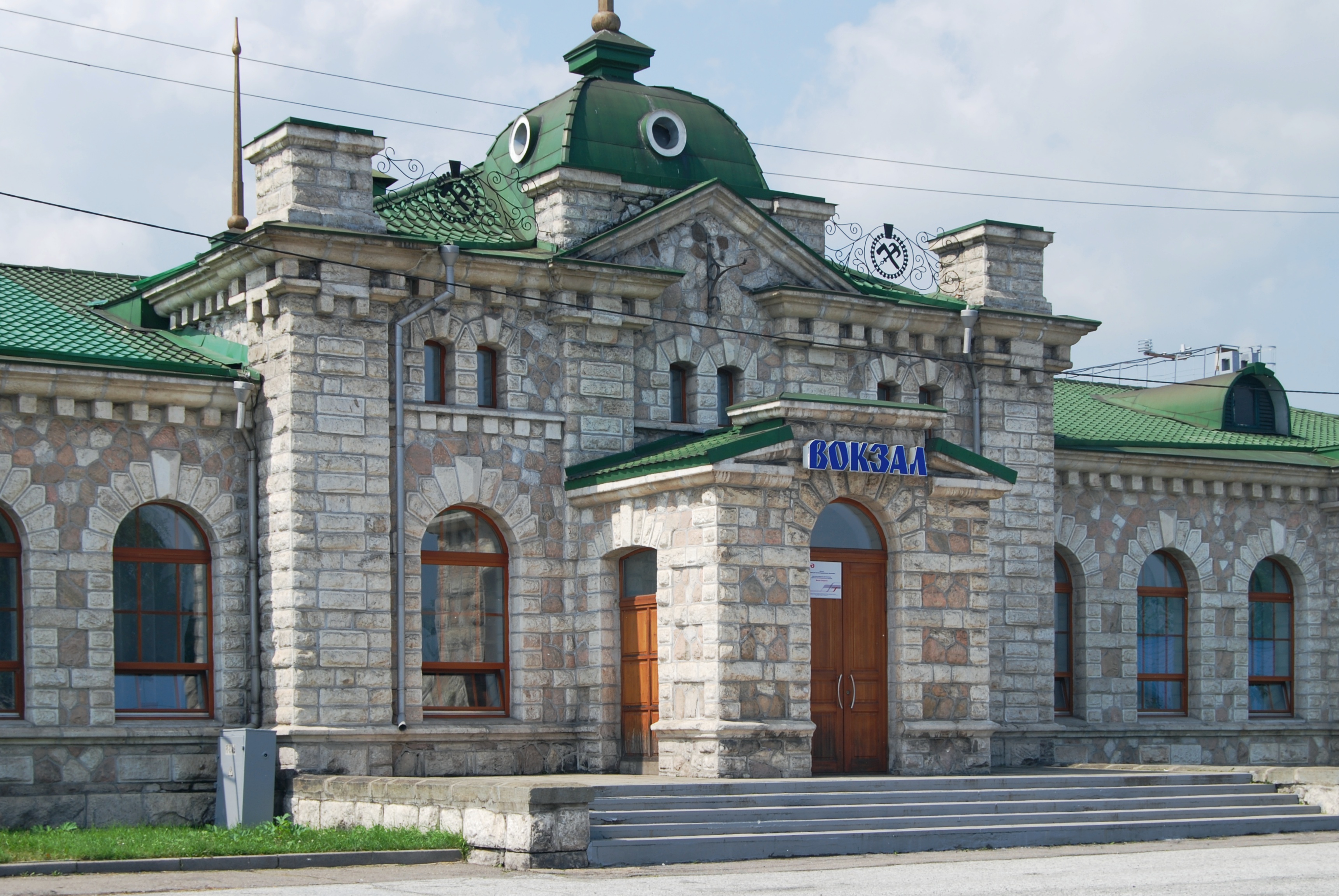 Файл:Train-station Slyudyanka-WV.jpg — Путеводитель Викигид Wikivoyage