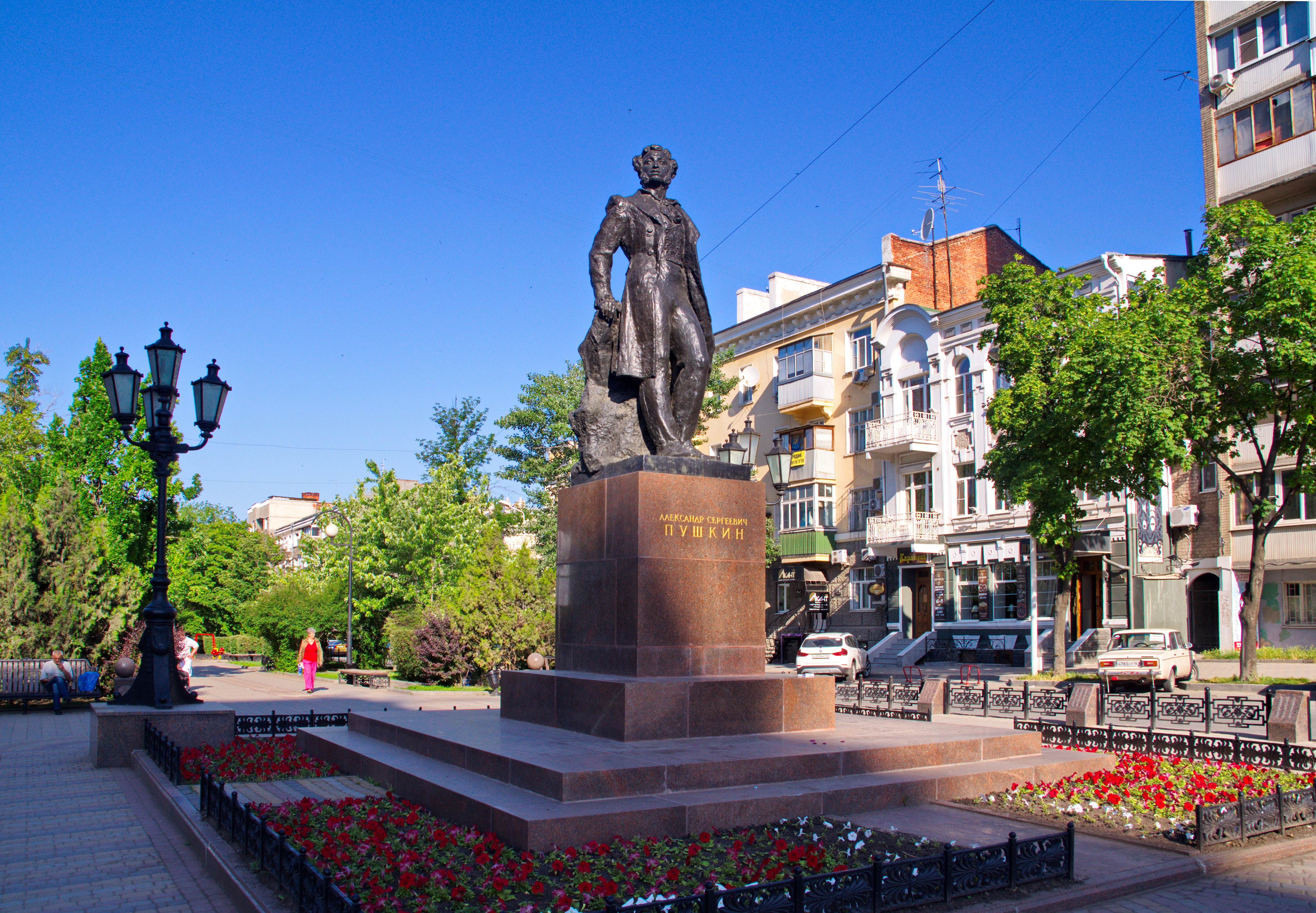 Памятники ростова на дону. Памятник Пушкину в Ростове на Дону. Памятник Пушкина на Пушкинской города Ростова на Дону. Памятник Александру Пушкину в Ростове на Дону. Памятник Пушкину в Ростове на Пушкинской.