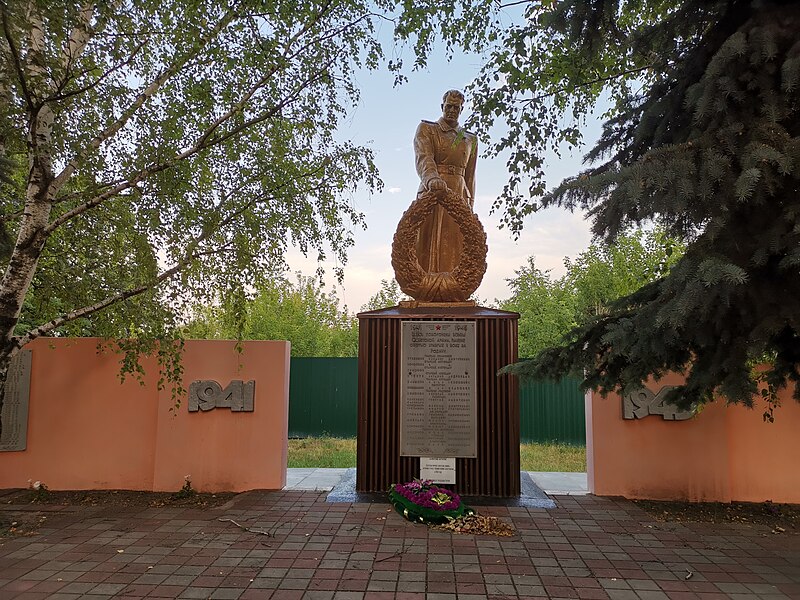 Файл:Памятник погибшим в ВОВ Рождествено 1.jpg