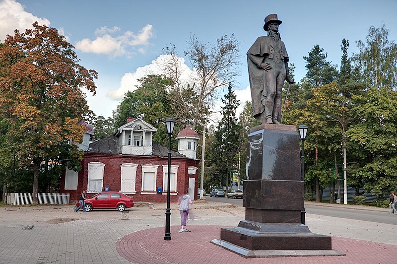 Файл:Памятник В.А.Всеволожскому, 12.09.2009 - panoramio.jpg