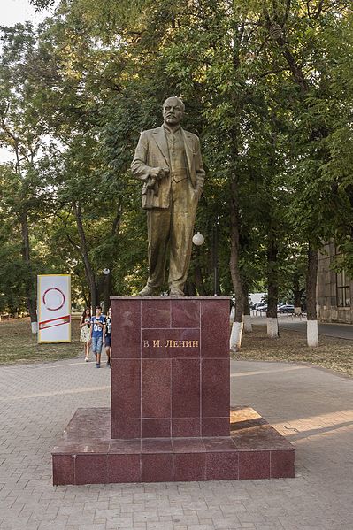 Файл:Monument VI Lenin Karl Marx Street. Square at the Machine Tool. Yeisk.jpg