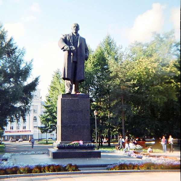 Файл:Monument of Lenin in Perm.jpg