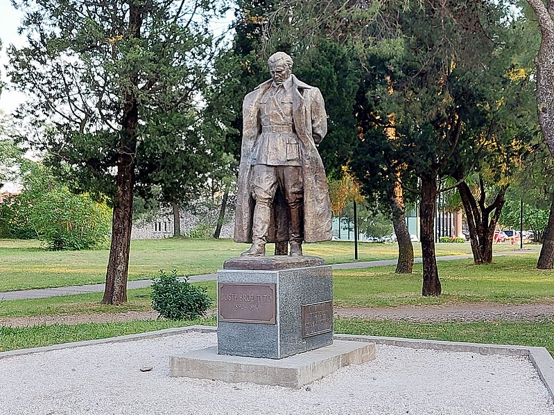 Файл:Tito-monument Podgorica-WV.jpg