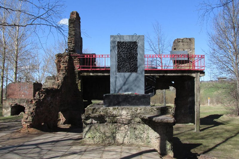 Файл:Kirishi-monument-old-buildings.jpg