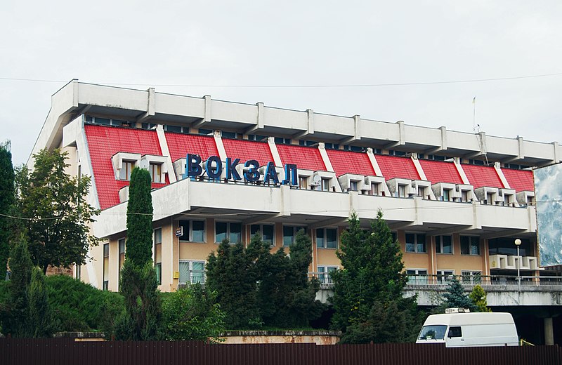 Файл:Train-station Truskavets.jpg