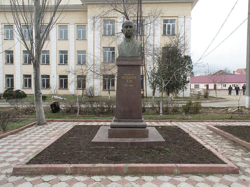 Файл:Памятник ученому Халилу Фаталиеву Даггосуниверситет.jpg