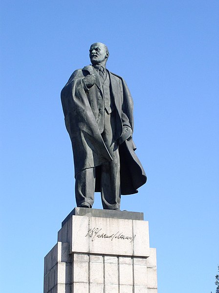 Файл:Monument Lenin Ulyanovsk.jpg