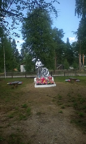 Файл:Братская могила советских воинов июль 1941 г., 1991 г.-перезахоронение п.Тикша.jpg