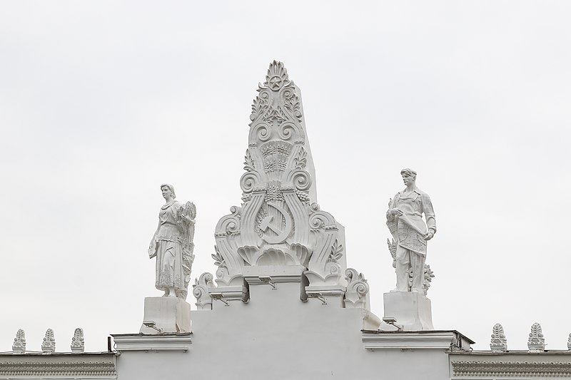 Файл:Portico of the pavilion "Transport of the USSR" Портик павильона «Транспорт СССР».jpg