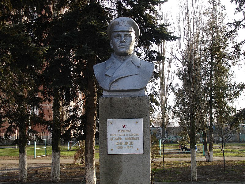 Файл:Monument of Kunnikov in Azov.jpg