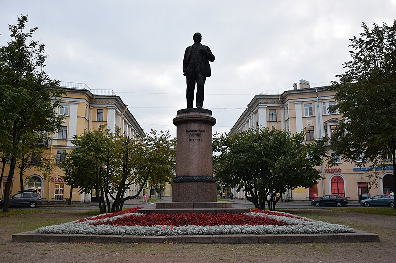 Файл:Памятник В.И. Ленину Вокзальная площадь, Колпино.jpg