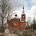 Братская могила советских воинов, погибших в борьбе с фашистами и Никольская церковь в с. Ушаки в 2009 году.jpg