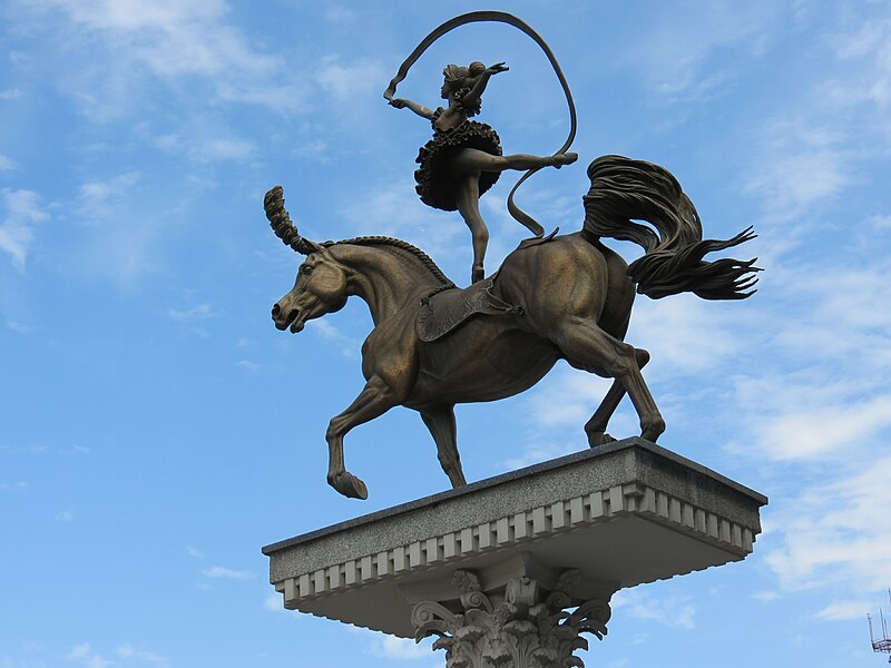 Файл:Скульптура "Наездница" на площади перед цирком - panoramio.jpg