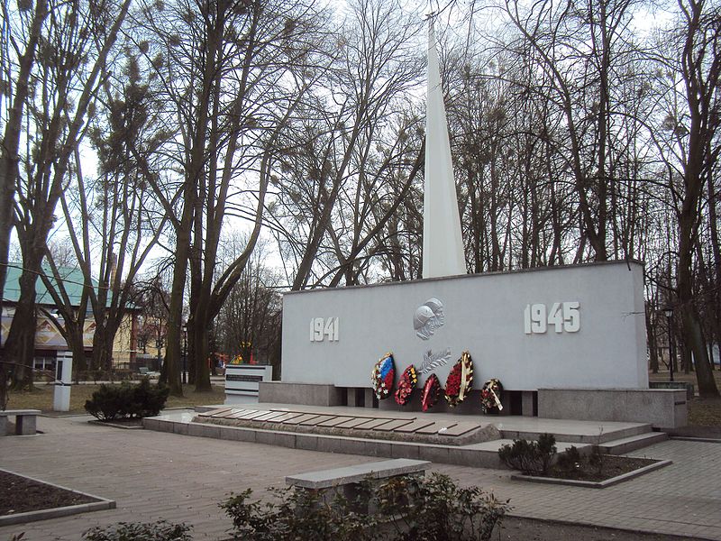 Файл:Братская могила советских воинов, погибших при штурме города-крепости Кёнигсберг улица Киевская.jpg