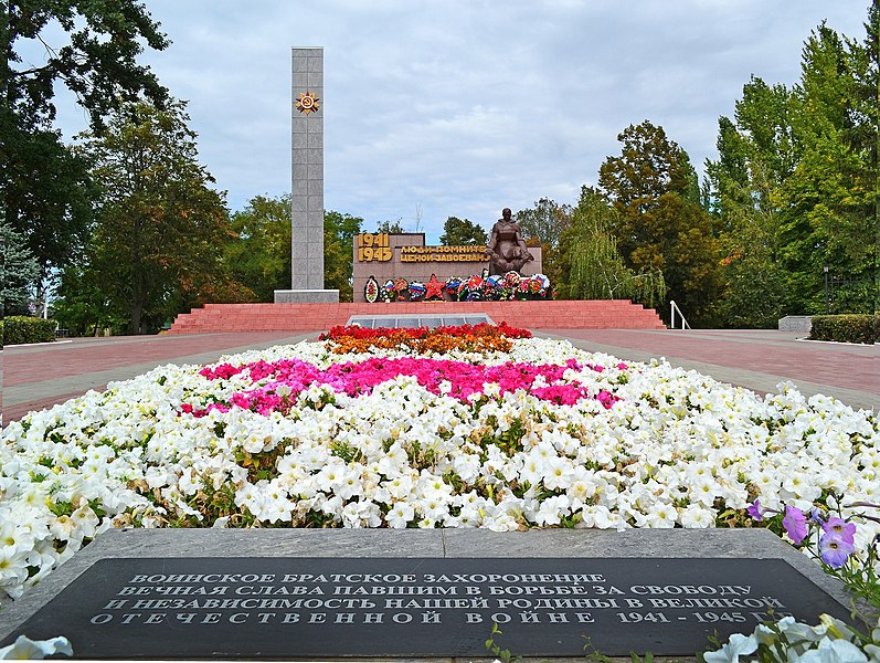 Файл:Братская могила на площади Воли.jpg