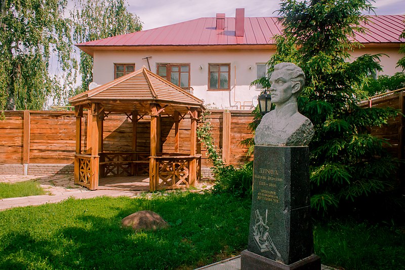 Файл:Памятник Наталье Александровне Дуровой, участнице Отечественной войны 1812 года.jpg