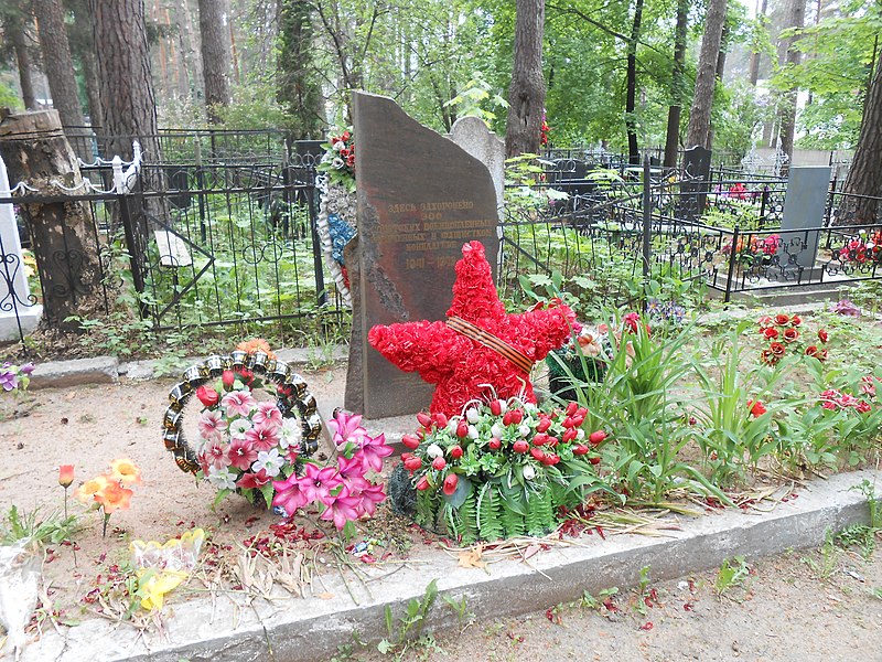 Файл:Smolensk - Krasny Bor - Tomb 300.JPG