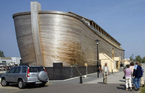 படிமம்:Huibers' ark stands at 150 cubits (68 metres) -Holland.jpg